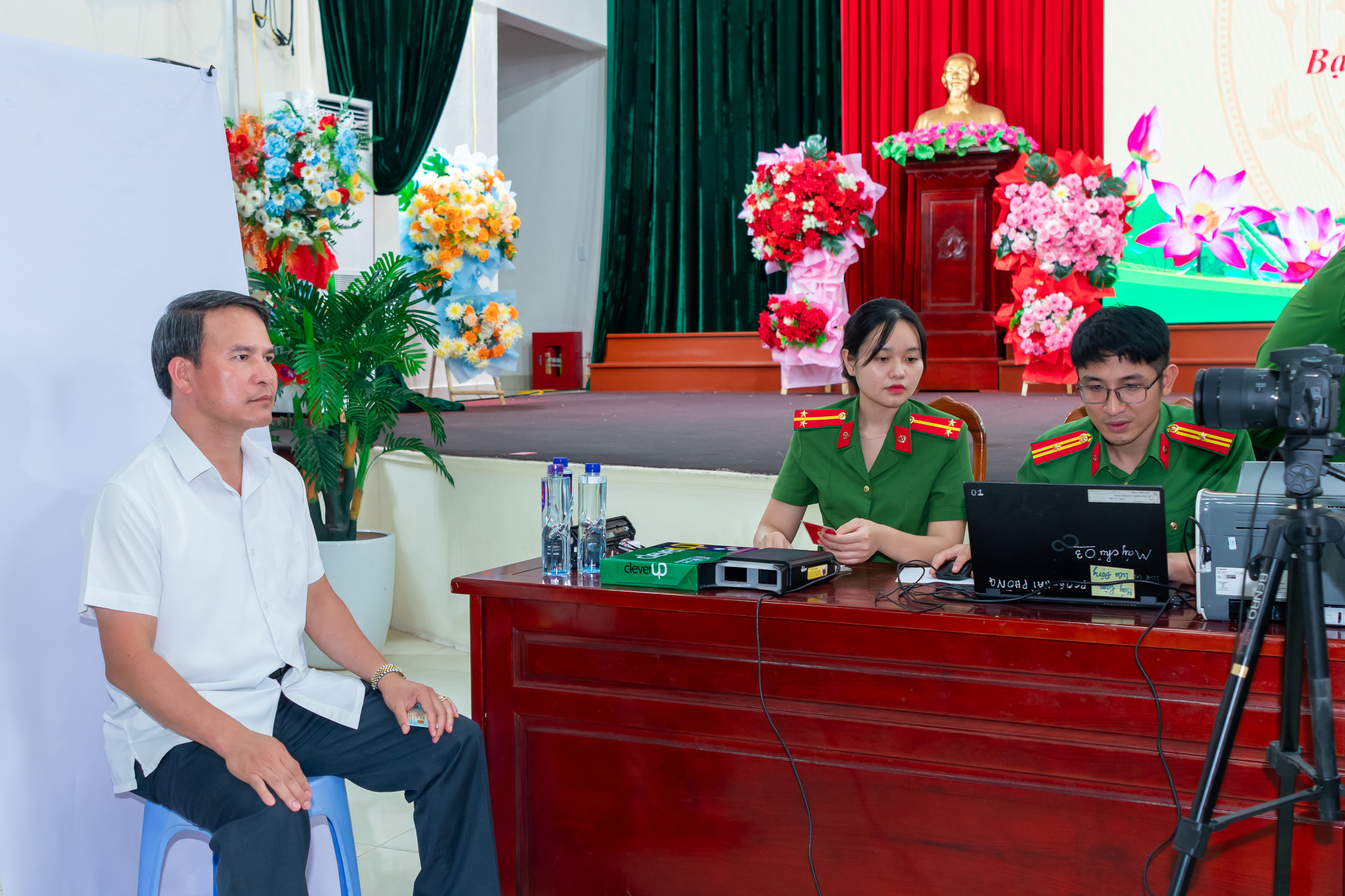 Công an thành phố tổ chức đổi thẻ đảng viên và căn cước tại đặc khu Bạch Long Vĩ